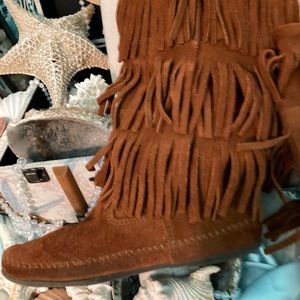 Minnetonka 3Tier Fringe Boots